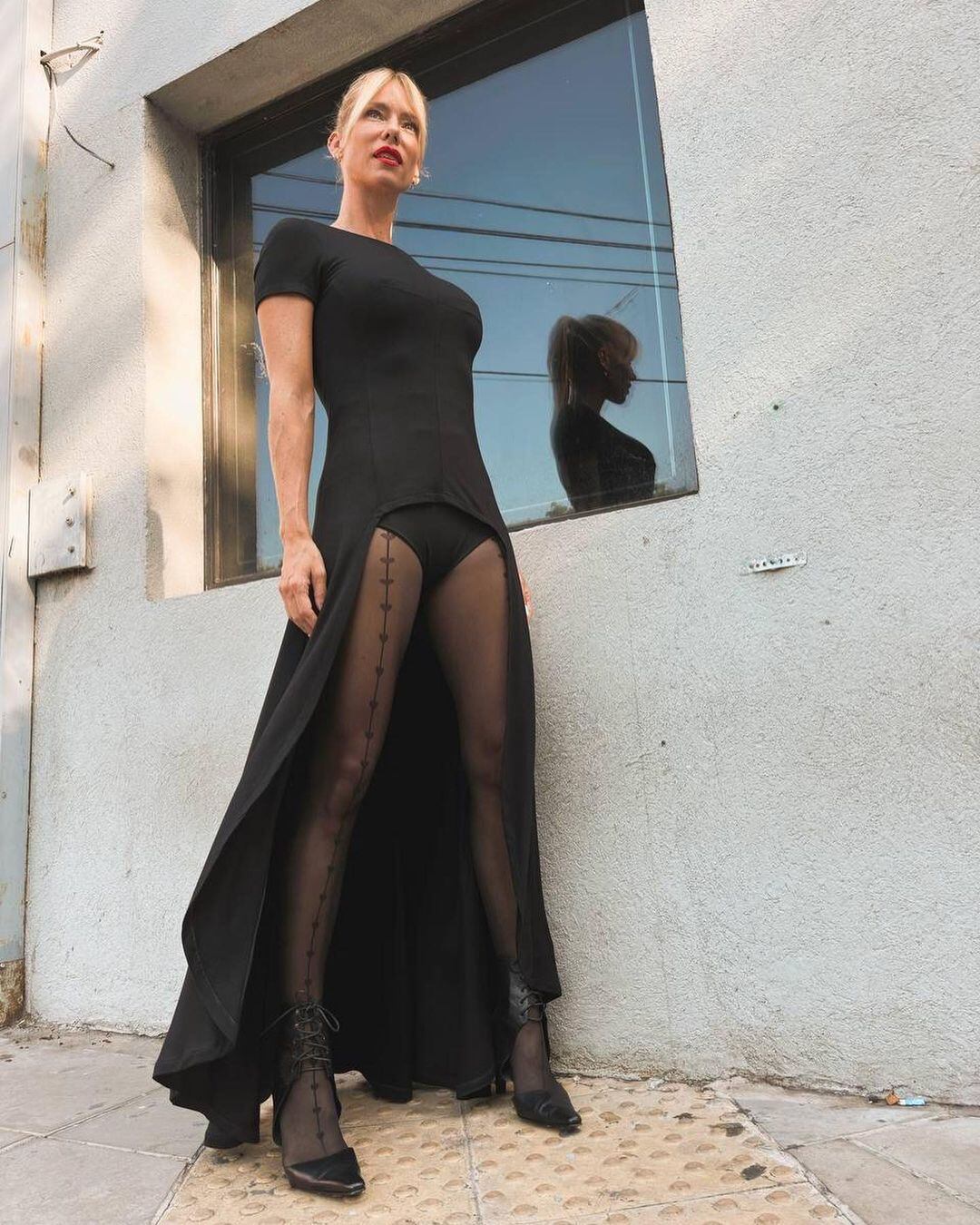 Nicole Neumann demostró porqué es una súper modelo con un look total black.