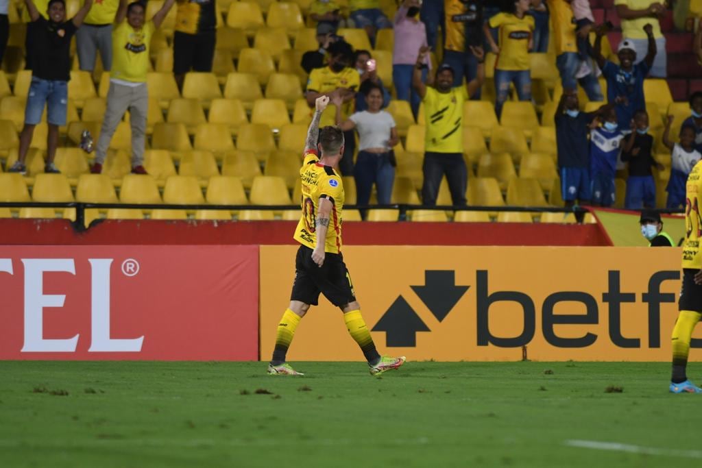 El volante argentino-ecuatoriano convirtió un gol olímpico "tres dedos".