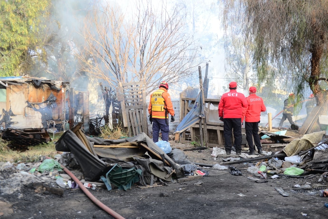 Incendio en Villa la Tablita a metros del puente Sarmiento. ( José Hernández /La Voz)