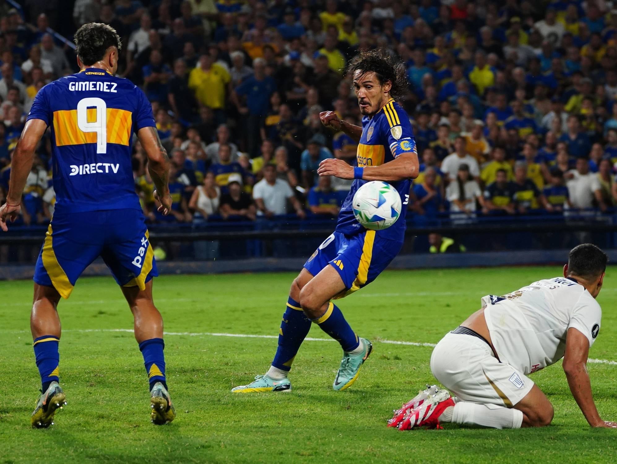 Edinson Cavani se lamenta luego de errar insólitamente un gol en el último minuto de partido; Boca quedó eliminado en la fase 2 de Copa Libertadores, como local frente a Alianza Lima. (Clarín)