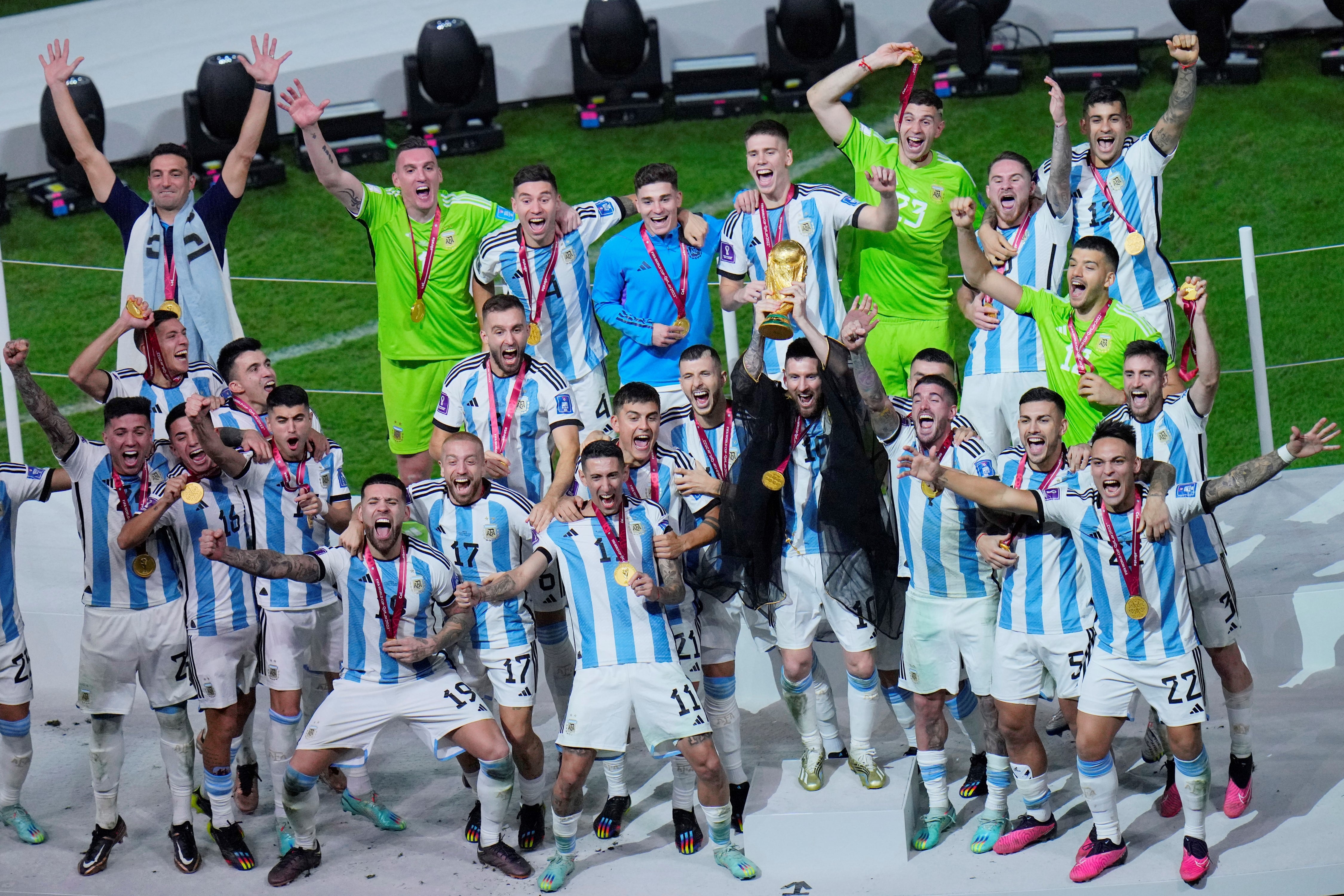 La celebración de la Argentina ya con la nueva camiseta, con las tres estrellas, que desde el lunes 26 de diciembre se venderá en el país. (AP)