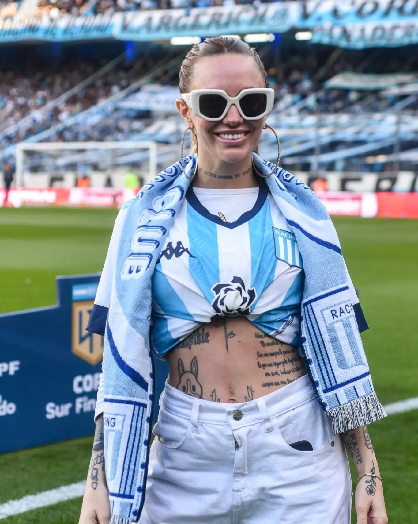 La Joaqui alentó a Racing desde la cancha en el clásico contra Independiente y mostró su amor por un jugador en particular