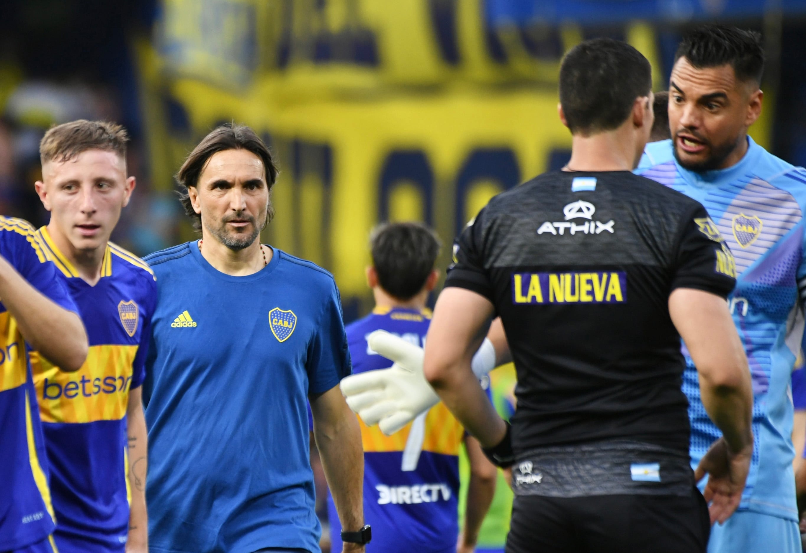 El DT Martínez y "Chiquito" Romero, en el ojo de todos, tras la derrota de Boca ante River, en La Bombonera. (Fotobaires)