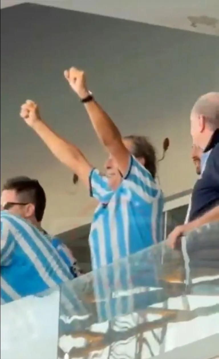 Guillermo Francella celebrando el triunfo de Racing en la Copa Sudamericana.