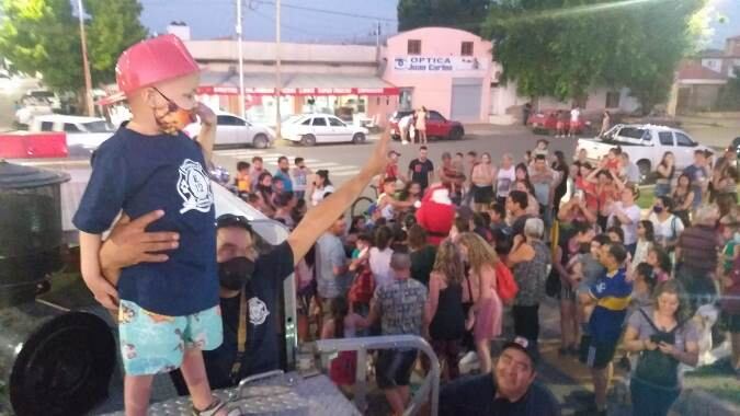 Máximo, el pequeño mendocino que cumplió el sueño de ser bombero y conocer a Papá Noel.