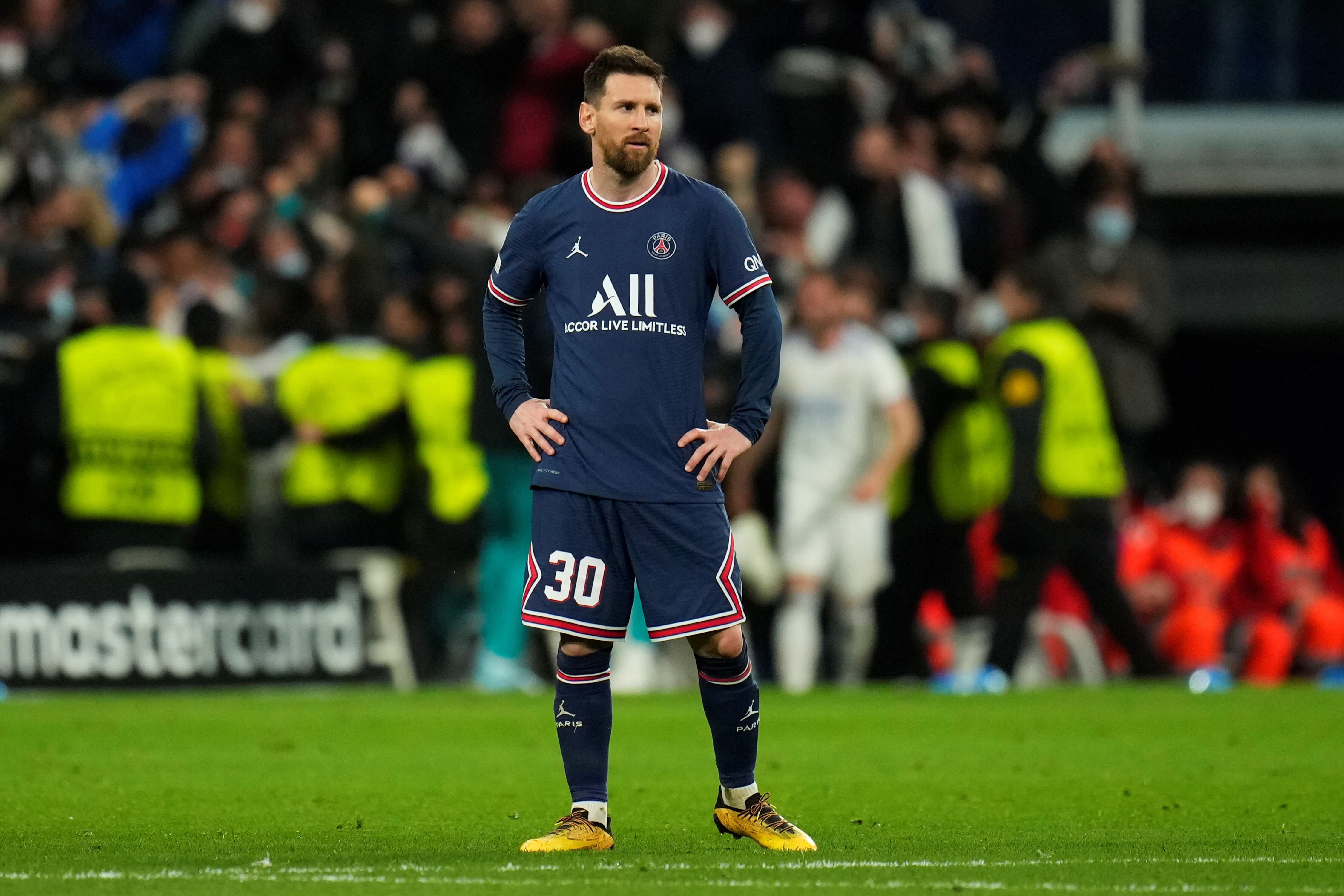 Lionel Messi y su gesto de derrota en la eliminación del PSG ante Real Madrid por la Champions. (AP)