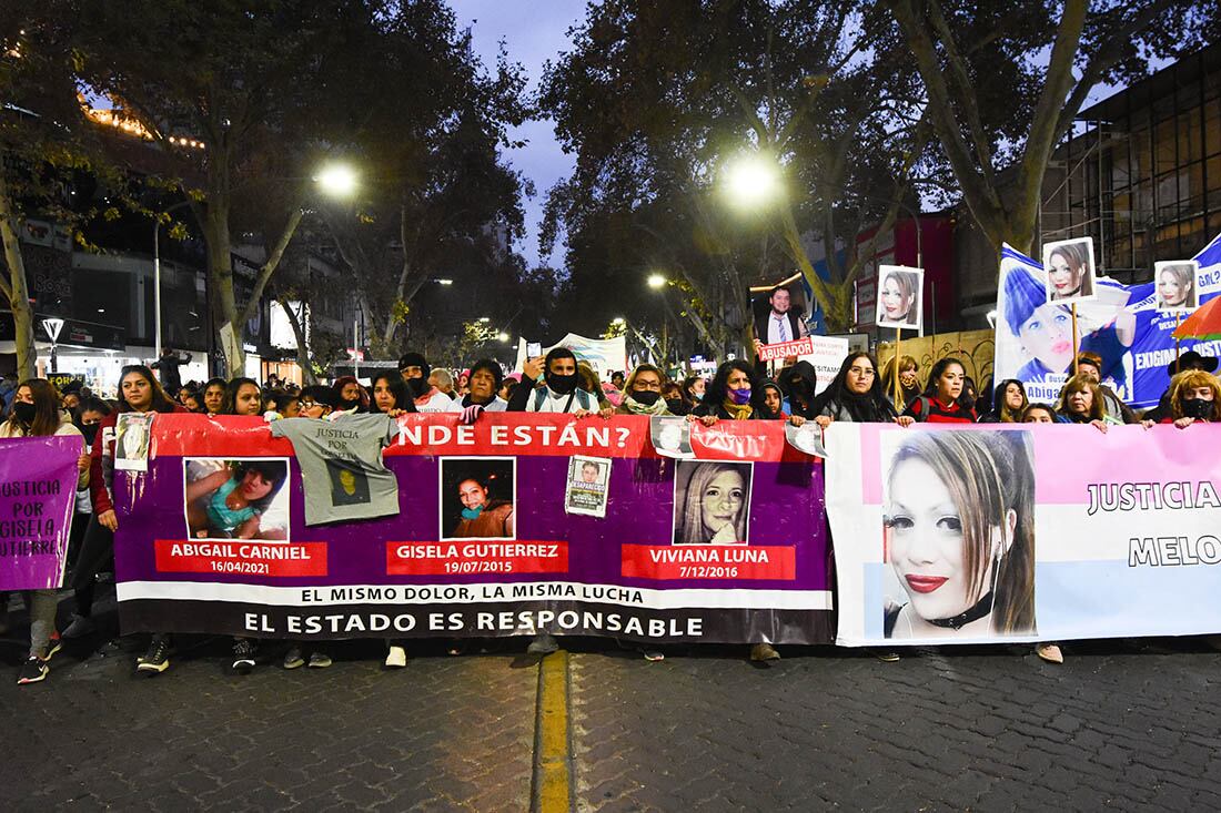 A 7 años del inicio del movimiento Ni Una Menos miles de mujeres coparon las calles de Mendoza adhiriendo a la marcha nacional. Foto Mariana Villa / Los Andes