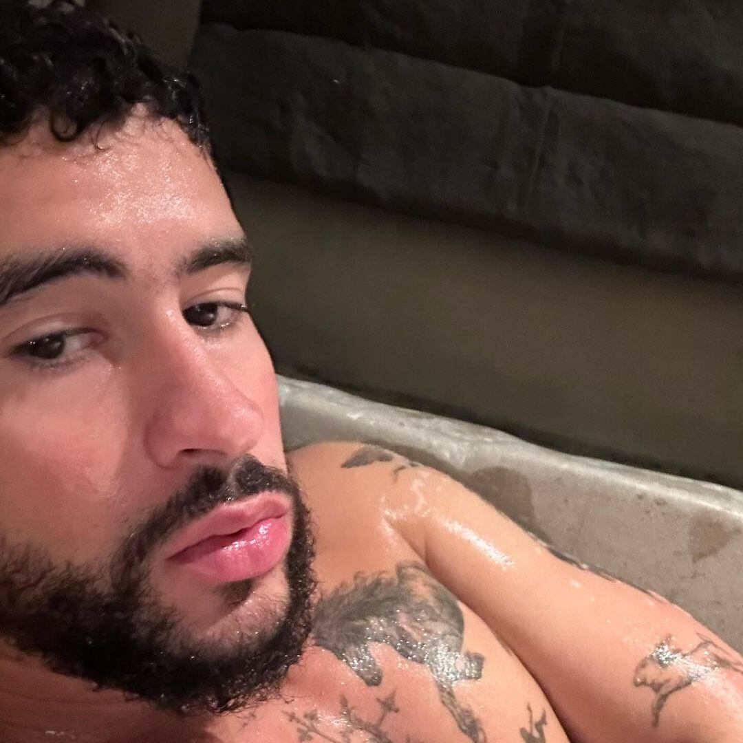 Bad Bunny se tomó una selfie durante un baño de inversión.