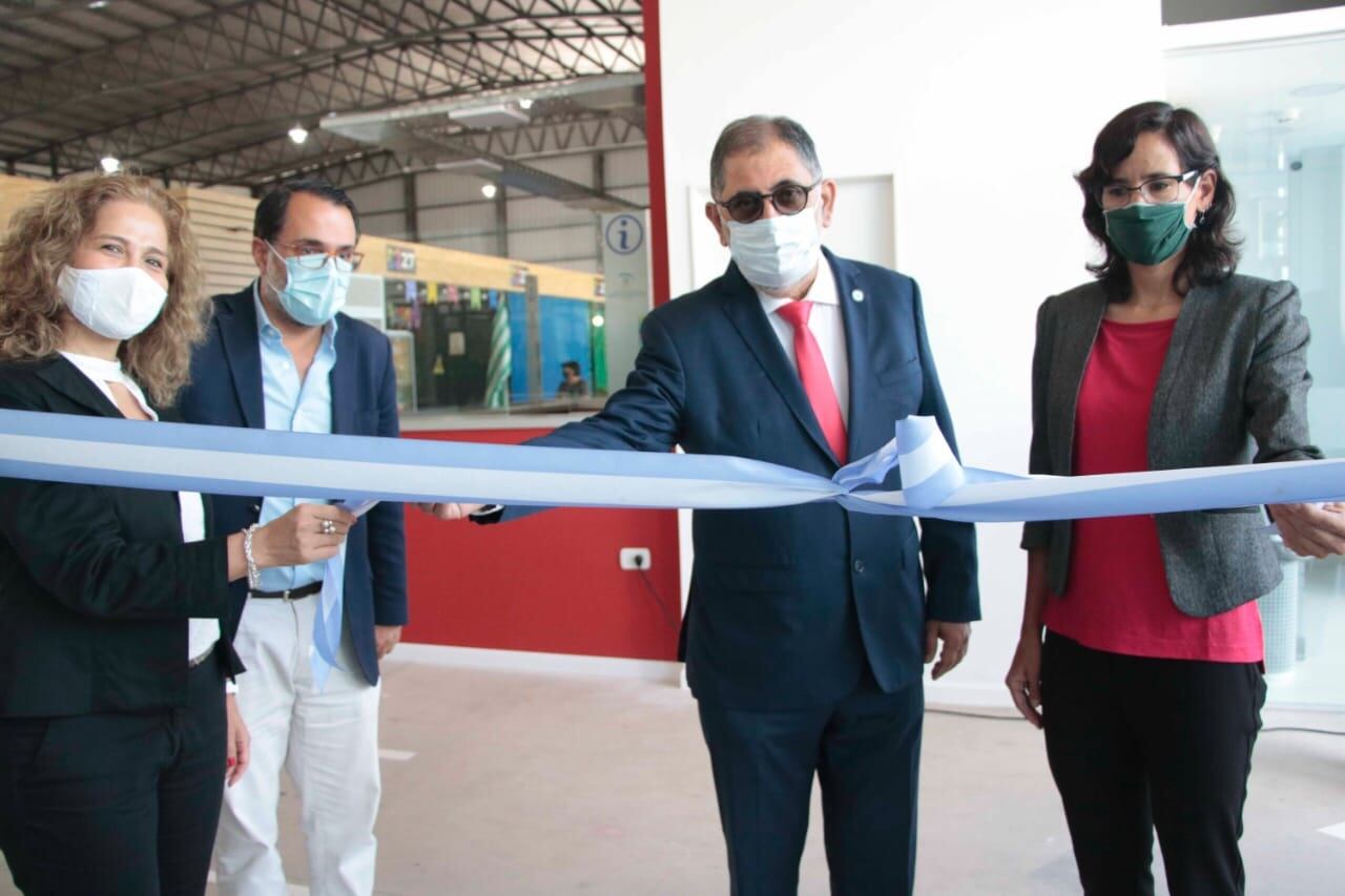 Blázquez, Aguiar, Jorge y Apaza, en el momento del corte de cintas para la inauguración de las oficinas de Rentas en el Mercado Sur Municipal.