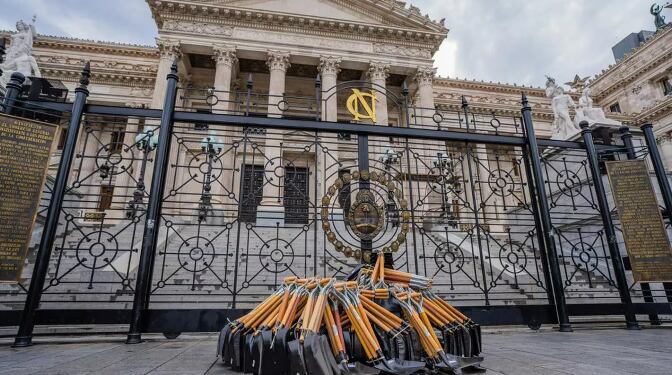 Las palas que dejó el empresario en frente del Congreso.