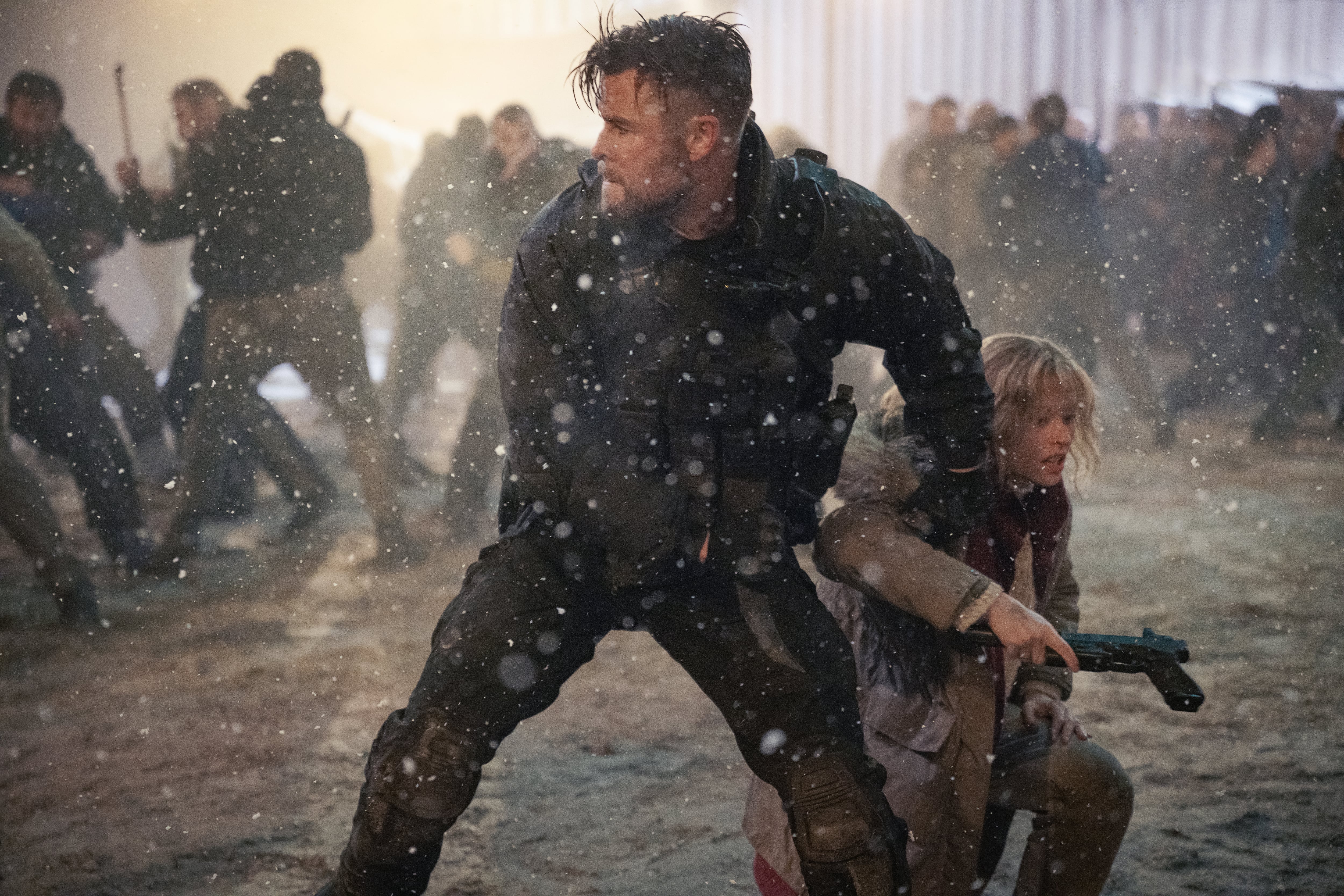 Misión de rescate 2. (L-R) Chris Hemsworth as Tyler Rake and Director Sam Hargrave on the set of Extraction 2. Cr. Jasin Boland/Netflix © 2023