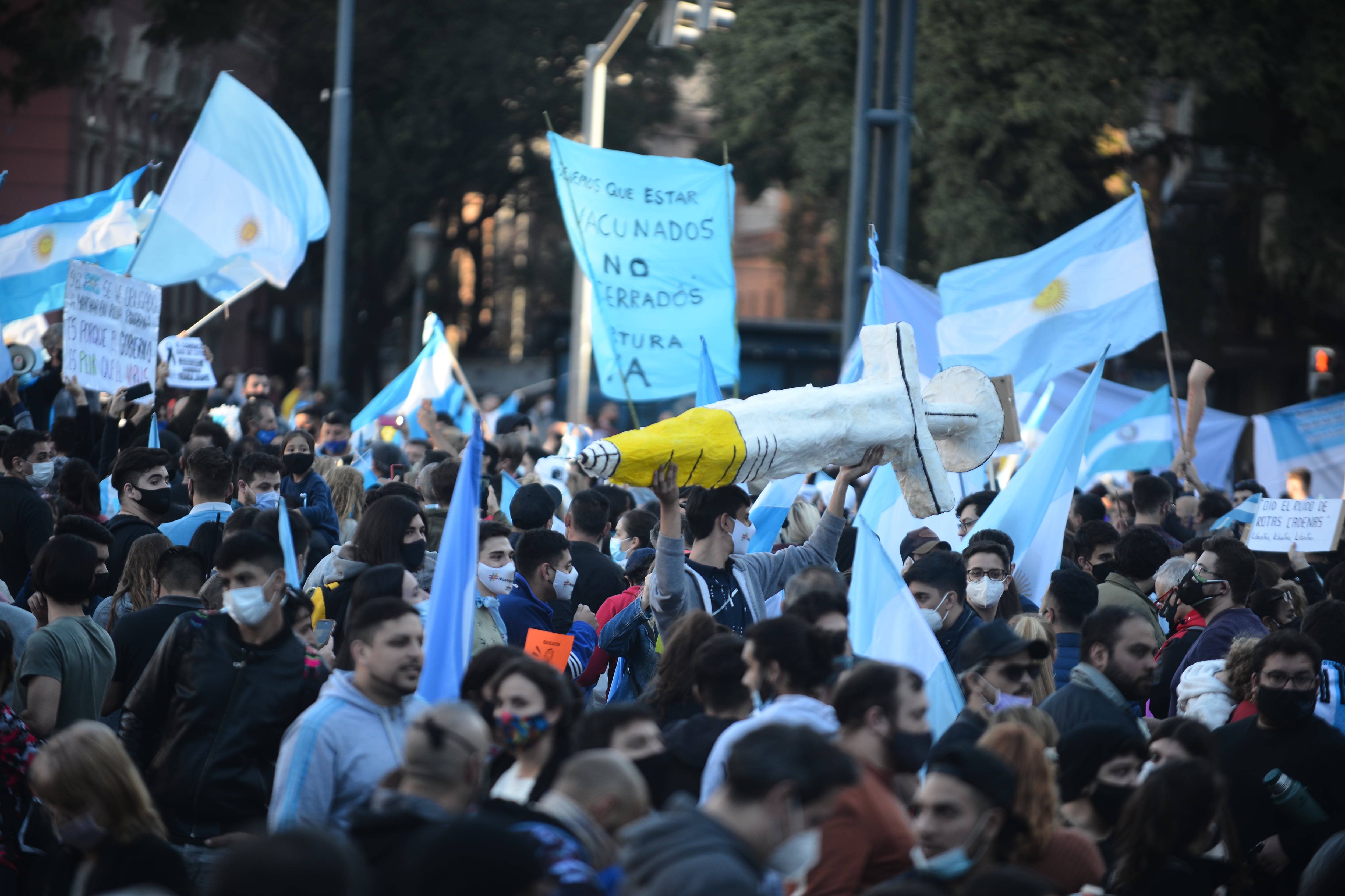 Cientos de cordobeses se movilizaron en contra de las restricciones sanitarias (José Hernández)