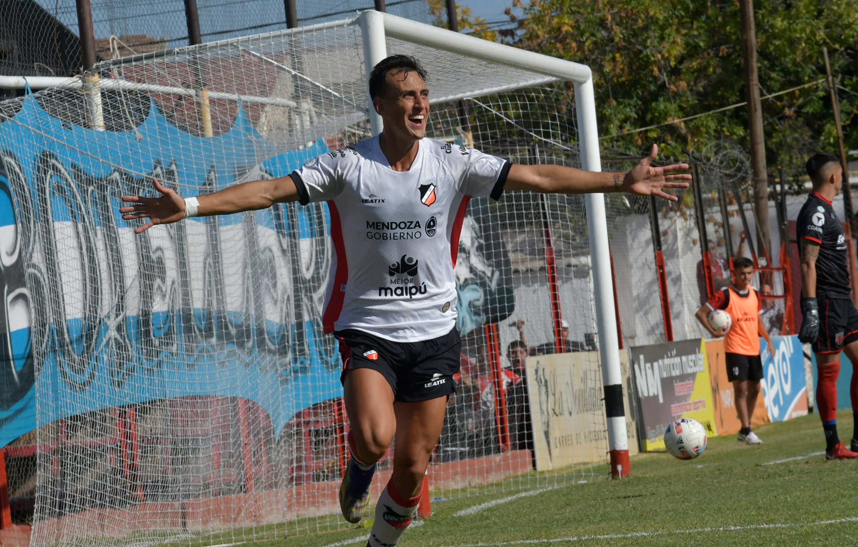 03 de abril  2022 Deportes
Primera Nacional Club Deportivo Maipú
Bruno Nasta,  marcó los tres goles del Cruzado que logró una gran victoria ante Club Defensores de Belgrano , después de cuatro partidos sin ganar y una suspensión. Juan Olivares le dio la igualdad transitoria al “Dragón”. El partido estuvo demorado por la falta de ambulancia.

Foto: Orlando Pelichotti / Los Andes