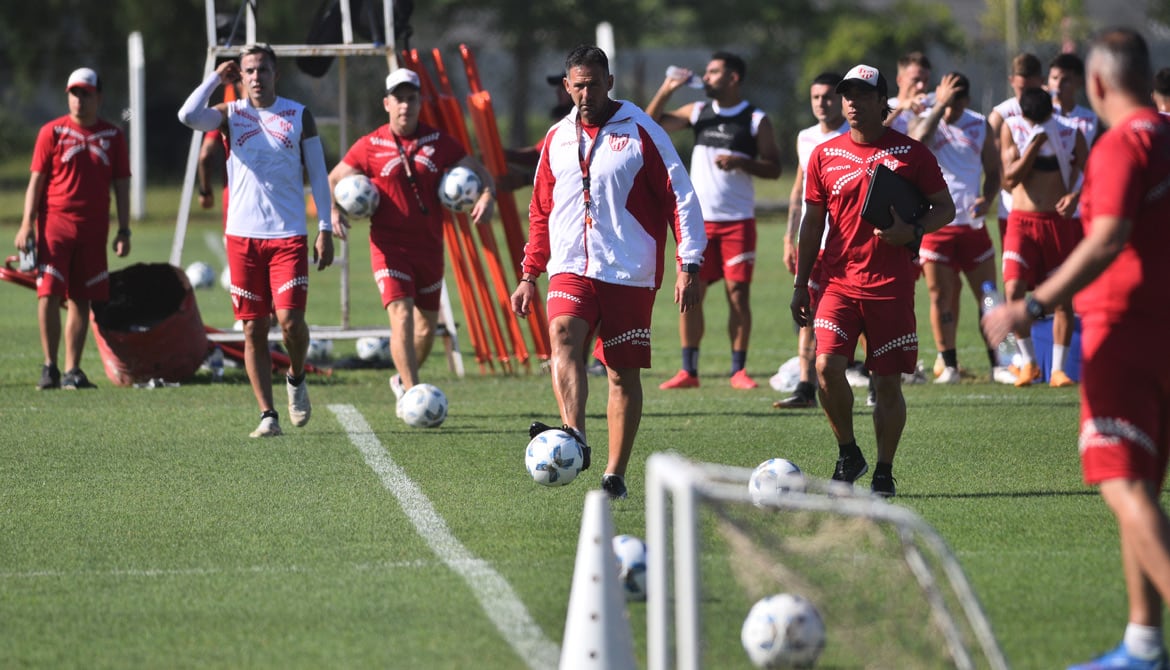 Dabove ya tiene casi todo listo para el debut ante Riestra. Debe definir algunas últimas cuestiones (Foto: Pedro Castillo).