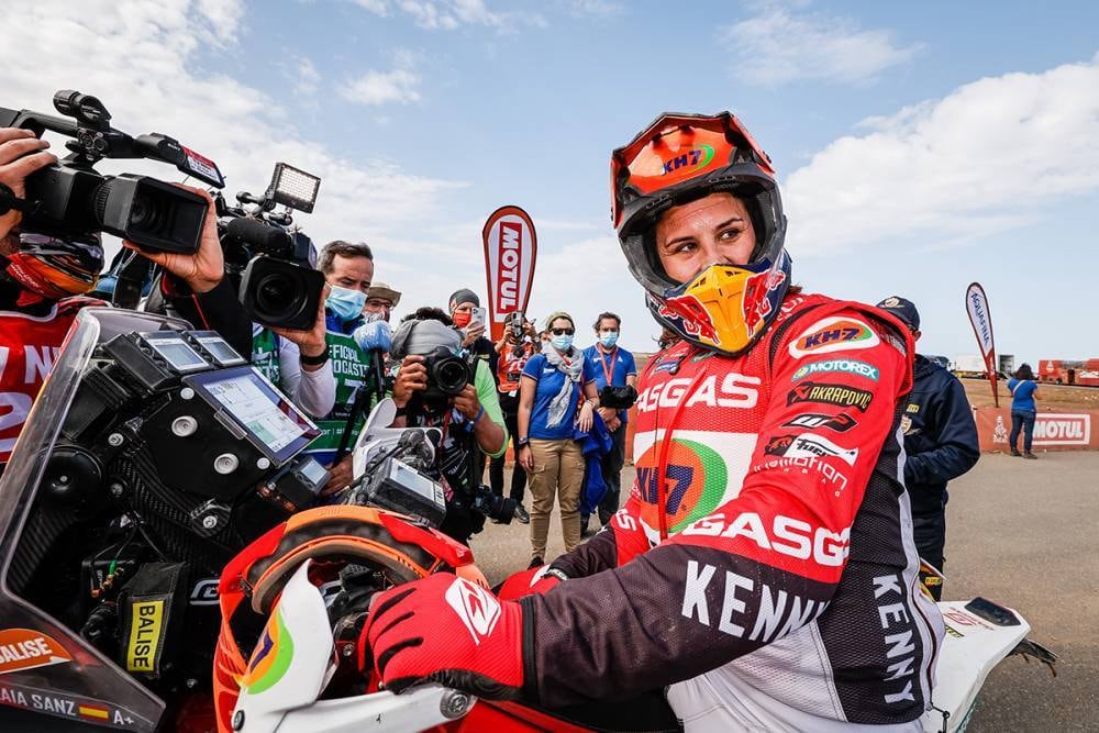 Laia Sanz, en el Dakar 2021. Debutó en la competencia en 2011, cuando el rally raid se disputó entre Argentina y Chile. Fue 9a absoluta en 2015 (Motos), su mejor resultado en la general hasta hoy.