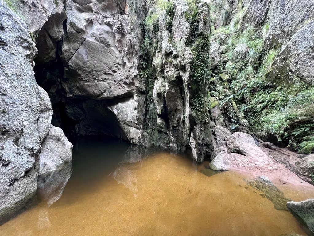 El lugar se ubica en la localidad de Tanti, y es una de las "joyitas" del Río Yuspe.