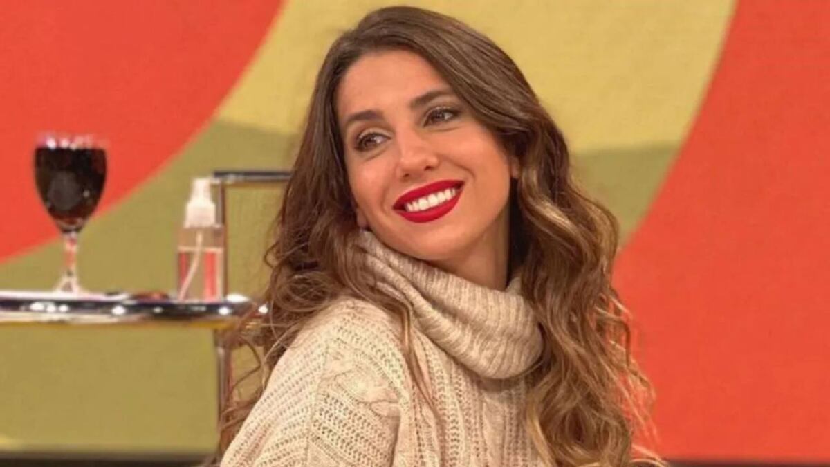 Minifalda, top y bucaneras: Cinthia Fernández sorprendió con su look otoñal