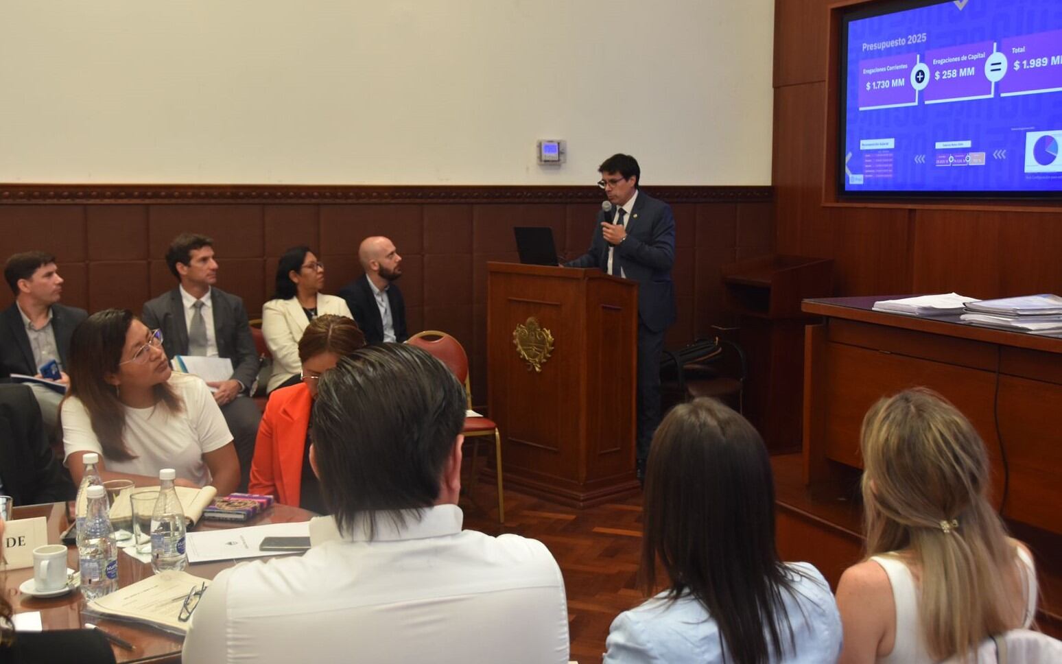 Apoyado en una presentación multimedia, el ministro Federico Cardozo expuso ante los diputados diferentes aspectos del presupuesto del Gobierno de Jujuy para el año 2025.