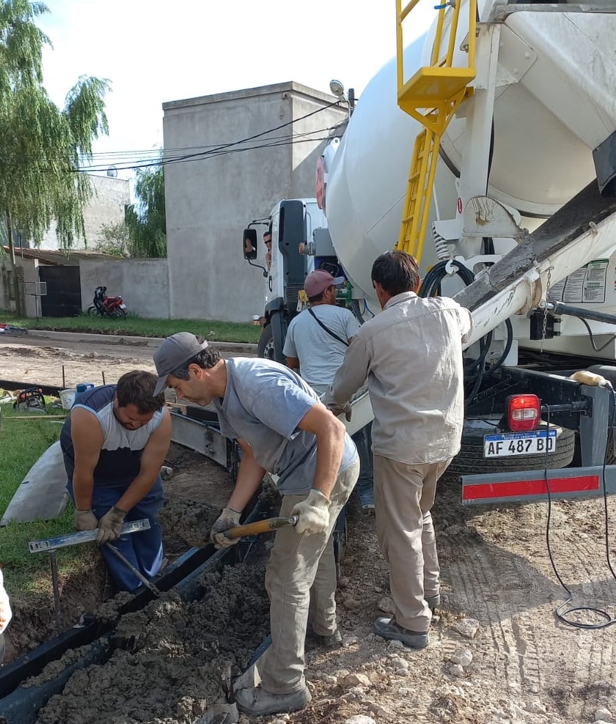 Obras Públicas de Tres Arroyos realiza trabajos de conexión de gas y de cordón cuneta en distintos puntos de la ciudad