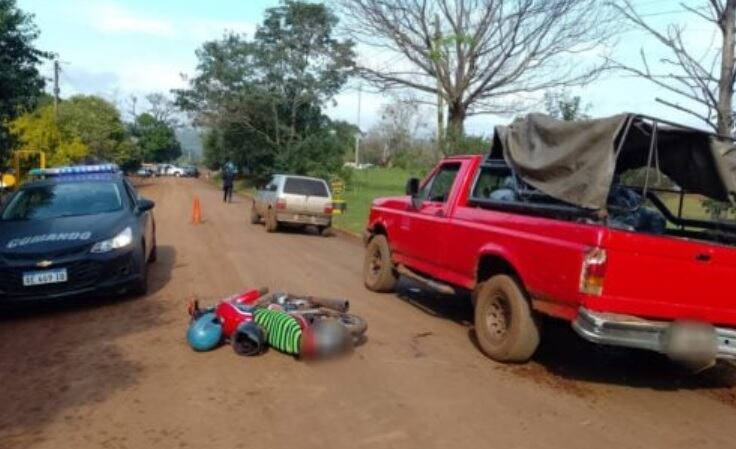 Campo Viera: una motocicleta colisionó contra una camioneta.