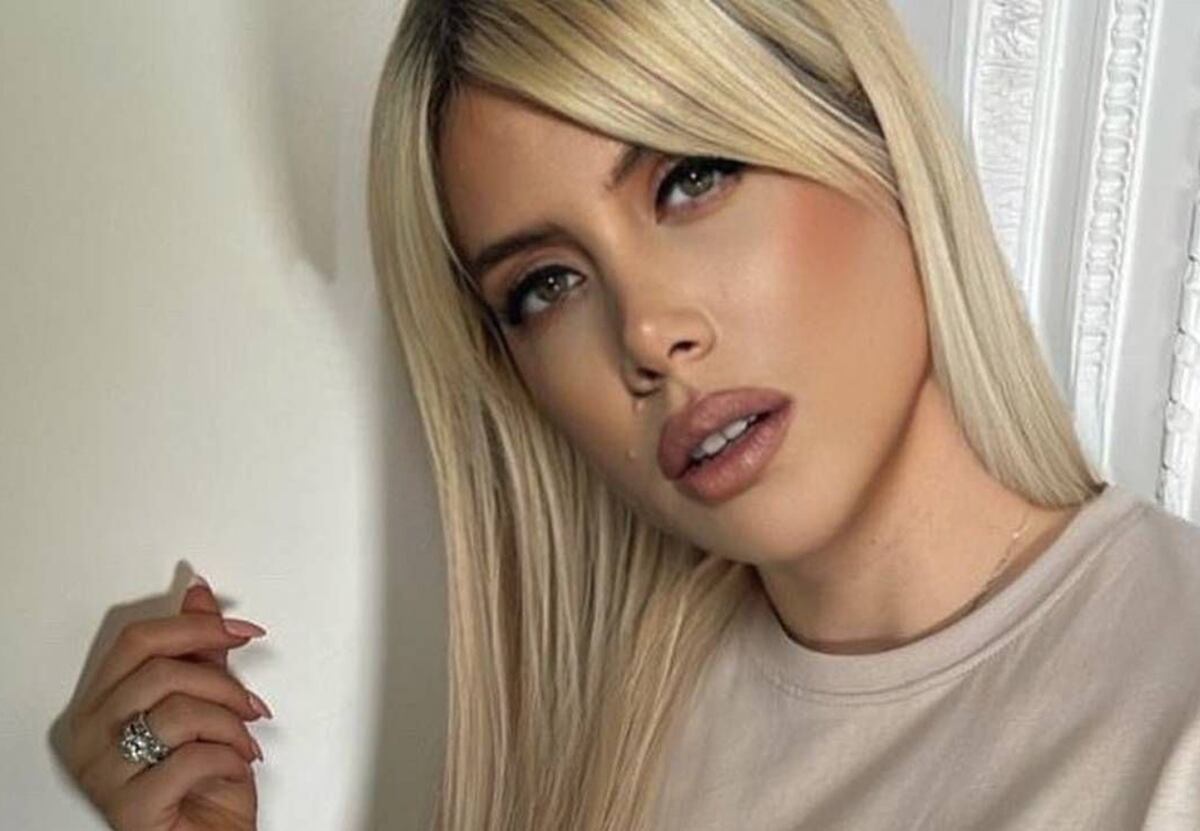 Wanda Nara compartió un chat con el hombre que le besó el escote: “Resulta que sos mi amante”
