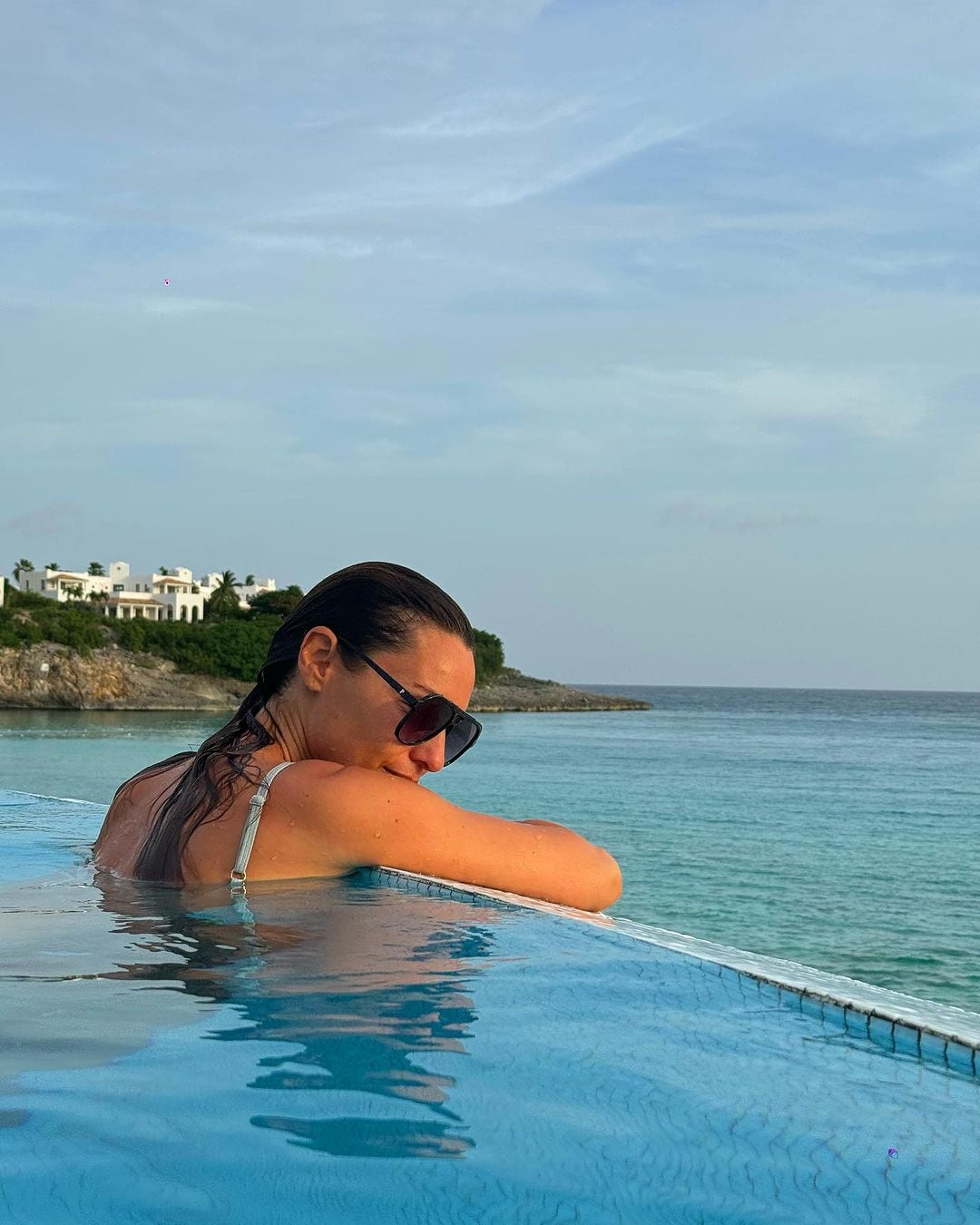 Una bikini diminuta y de espalda a cámara: el sensual destape de Pampita en St. Martin