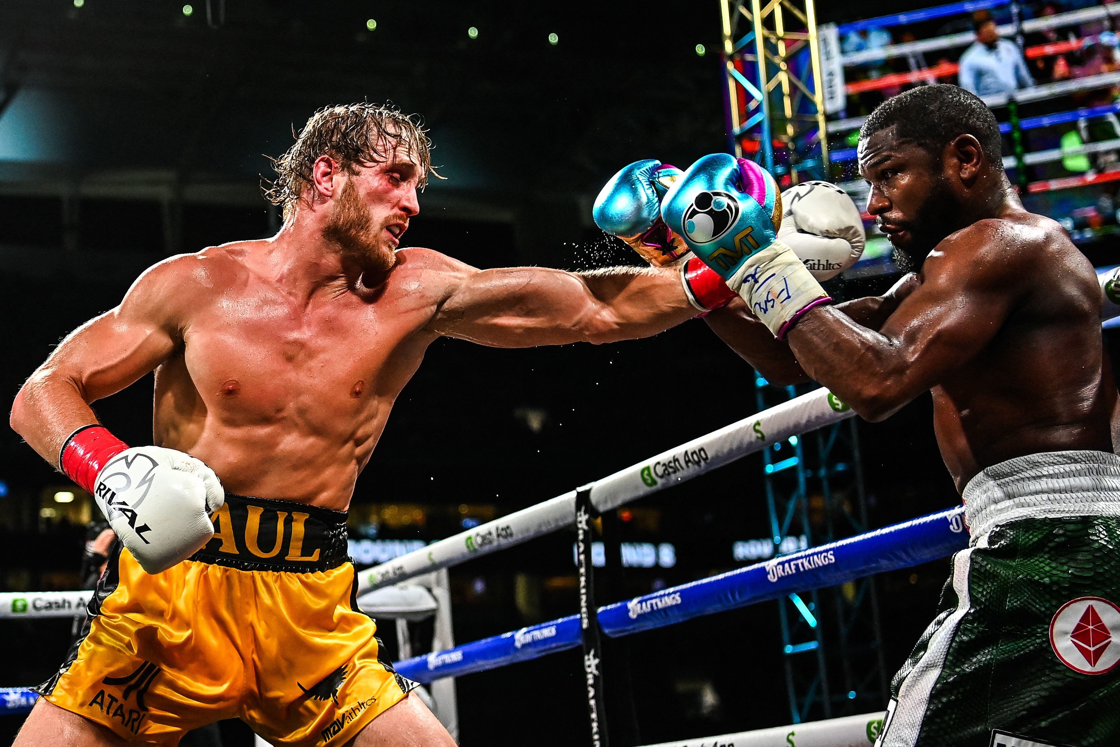 El youtuber Logan Paul golpea a Floyd Mayweather Jr., durante la exhibición que brindaron en Las Vegas, Estados Unidos.