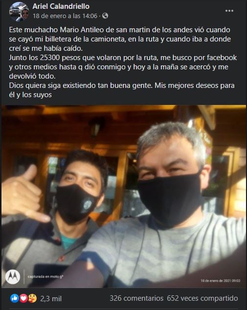 Juntó el dinero tirado en la ruta y se lo devolvió al turista.