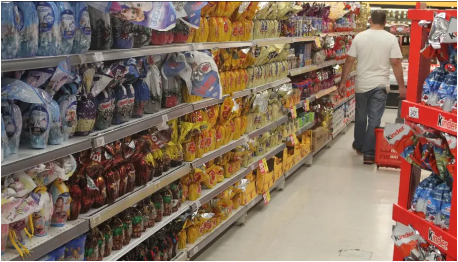 Las góndolas de los supermercados ya comenzaron a recibir los huevos de pascua.