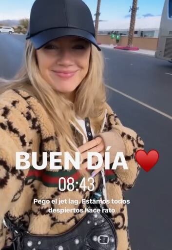 La influencer combinó su buzo teddy con gorra negra.