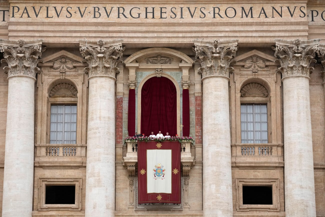 Domingo de Pascua. El papa Francisco impartió la bendición “Urbi et orbi” desde el balcón de San Pedro. Foto: AP