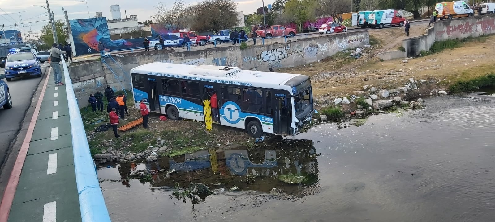 Tras la colisión, el colectivo de Tamse cayó al vacío y, por poco, no terminó en el cauce del Suquía. (Policía)