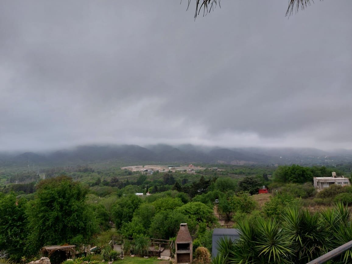 Escondido en las sierras, el restaurante ofrece vistas panorámicas de Punilla.