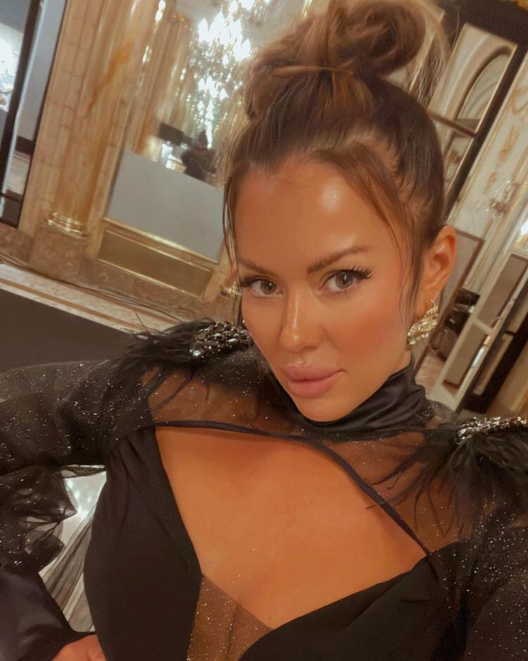 Con un velo negro y un vestido con transparencias, Karina Jelinek conquistó en una noche de gala.