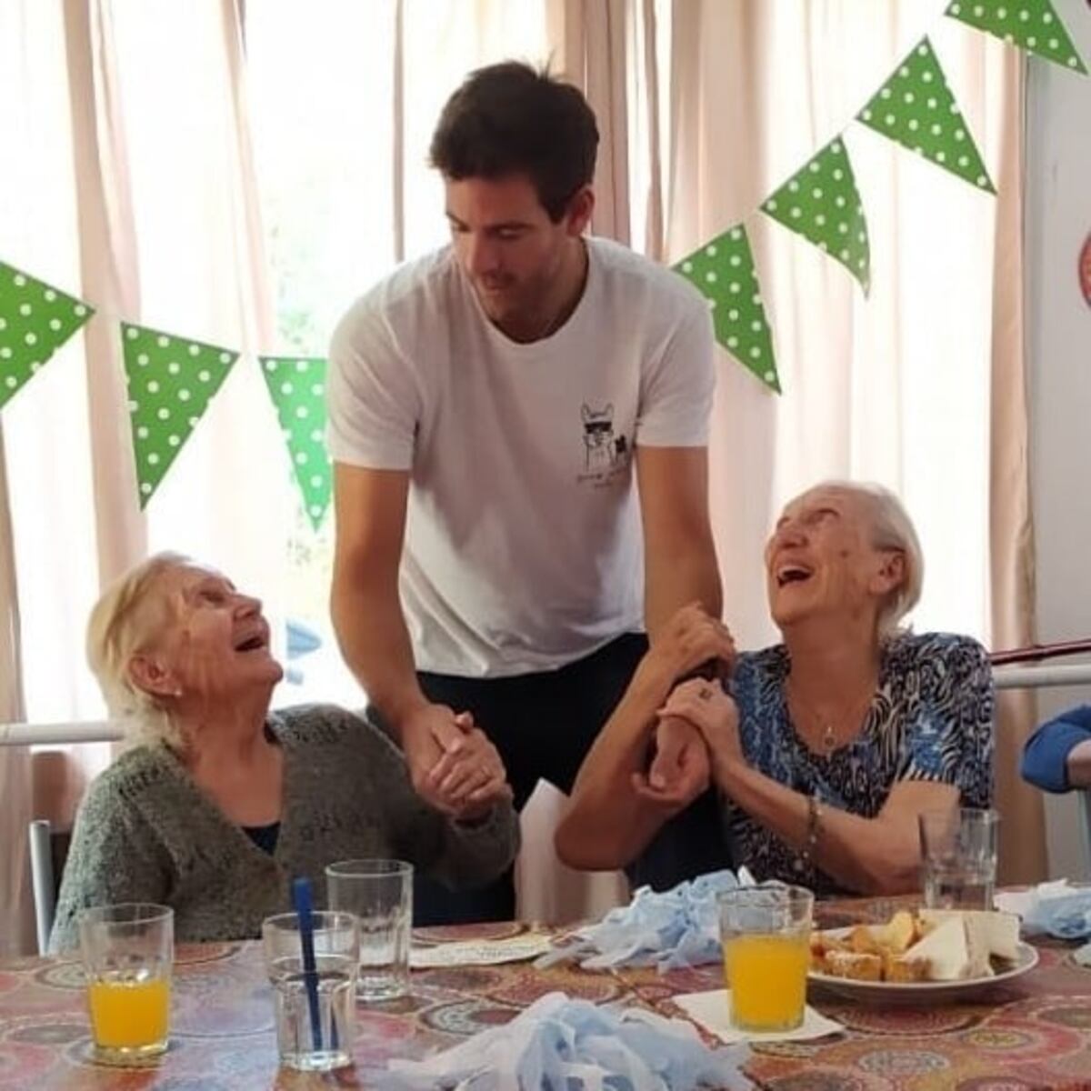 Juan Martín Del Potro visitó una residencia de adultos mayores y sorprendió a los abuelos