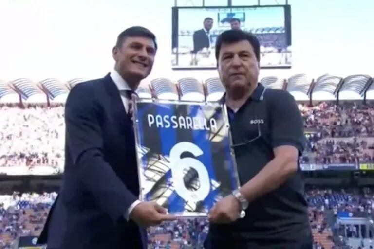 Javier Zanetti y Daniel Passarella, durante el homenaje en Milán.