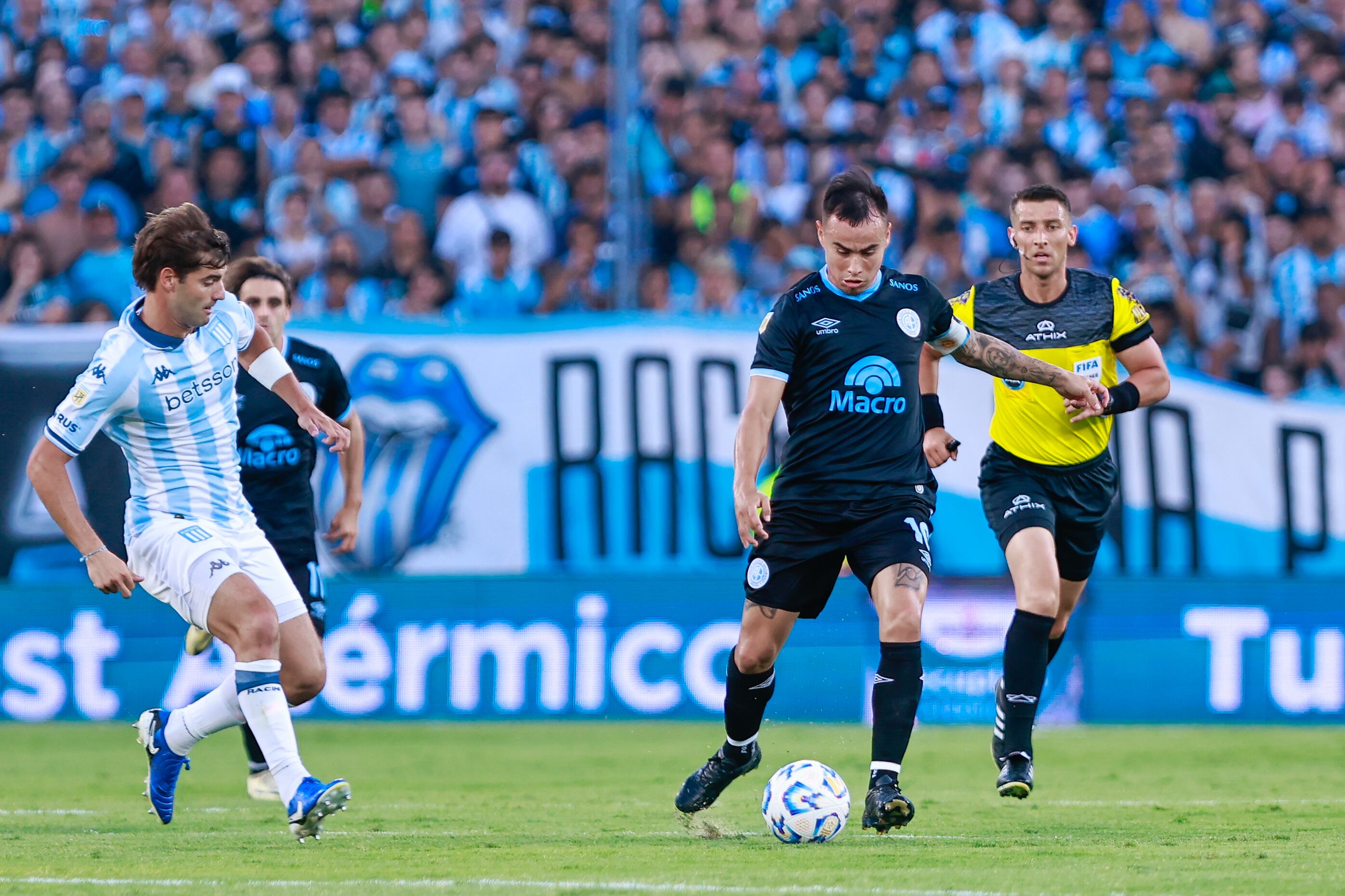 Lucas Zelarayán en el partido de Belgrano ante Racing, en Avellaneda. (Prensa Belgrano)