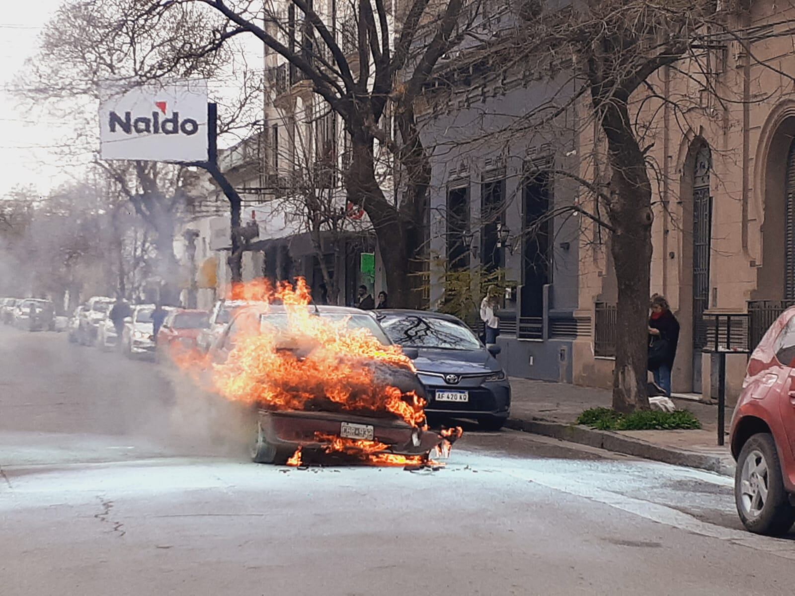 Se incendió un vehículo en calle 1810 entre Moreno y Sarmiento