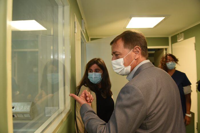 Rodolfo Suárez junto a la ministra de Salud Anda Nadar y el intendente Emir Félix recorrieron las instalaciones del segundo laboratorio Covid en San Rafael. 