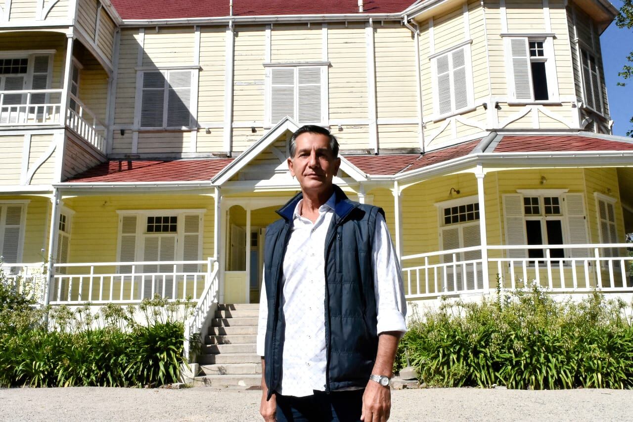 Mario Magrini, autor de la escultura en Mar del Plata, en la conferencia de prensa