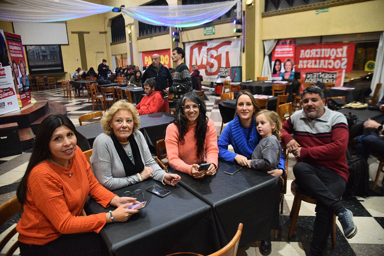 Búnker del Frente de Izquierda-Unidad. Soledad Díaz, Liliana Olivero, Laura Vilches, Liliana Olivero y Luciana Echevarría. (Pedro Castillo / La Voz)