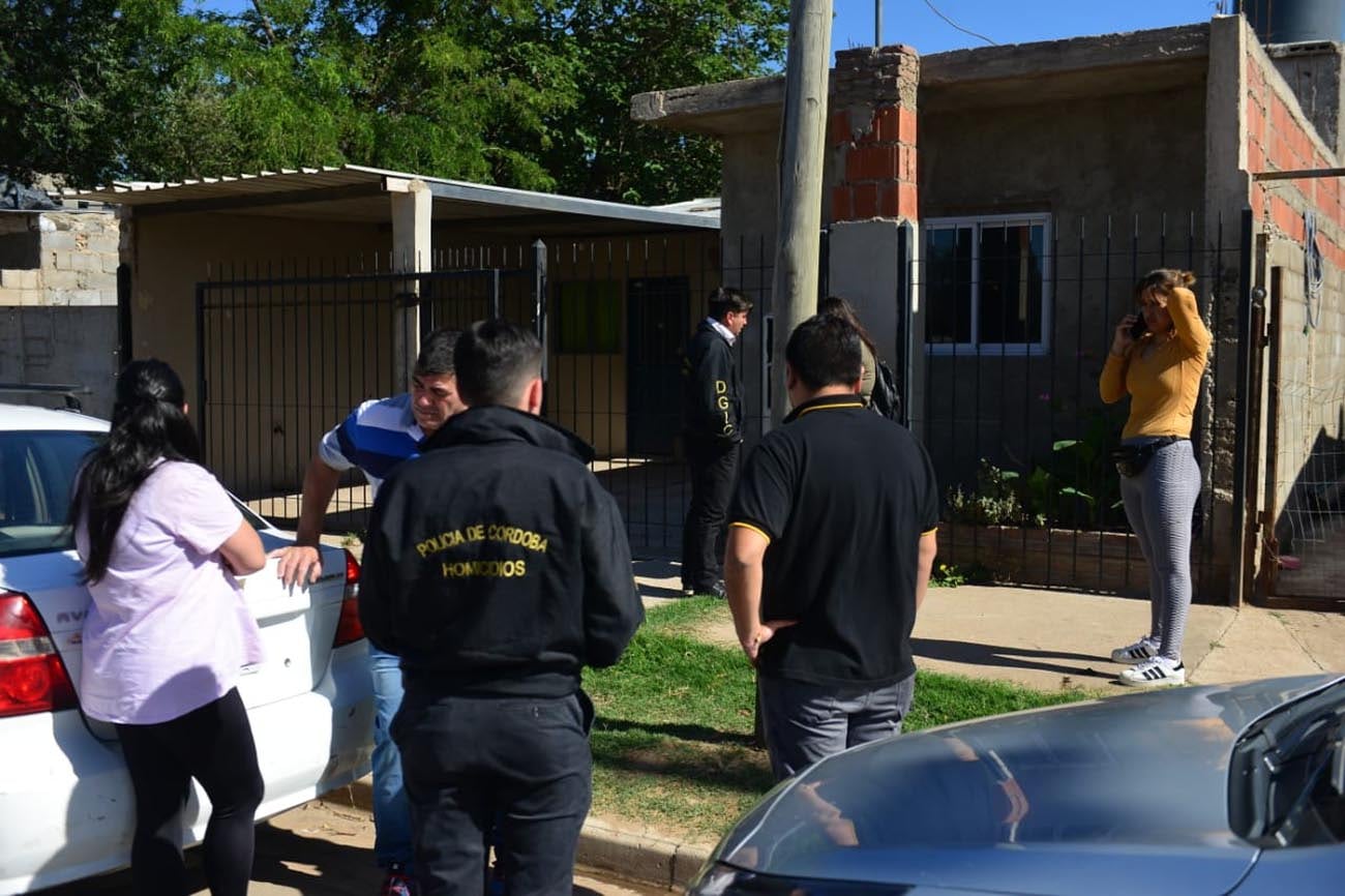 hallaron a un hombre muerto, con un balazo en el pecho Fue encontrado en barrio Villa La Tela. Tenía 29 años. Investigan las circunstancias del hecho. Foto Nicolas Bravo