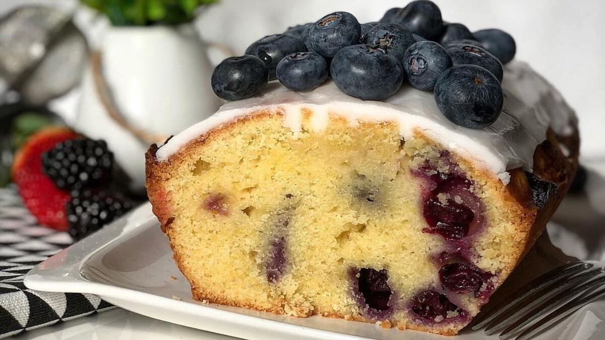 Ideal para la mesa dulce de Navidad: Camila Homs enseñó cómo hacer budín de arándanos