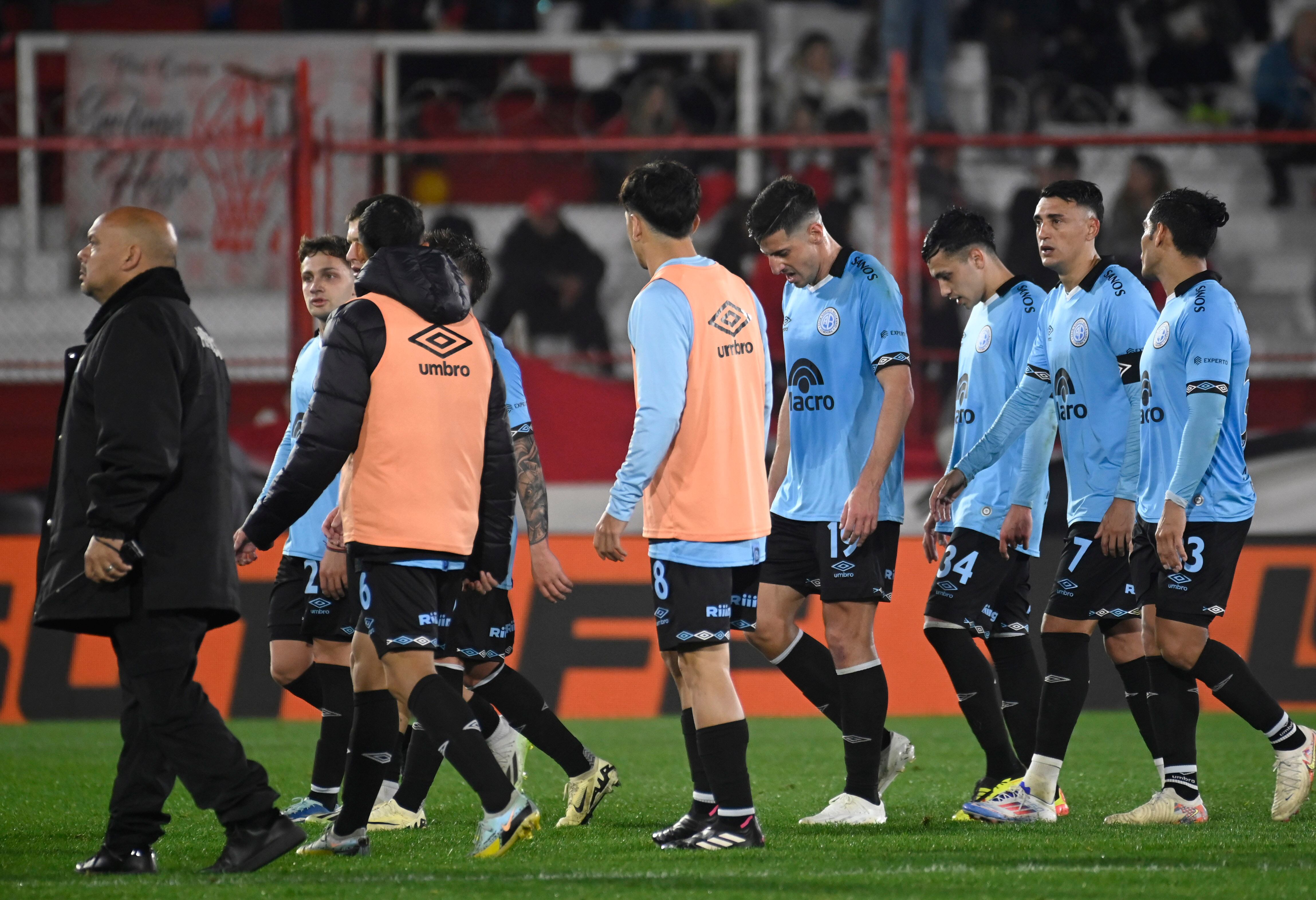 La salida de los jugadores de Belgrano en el partido ante Huracán. (Fotobaires)