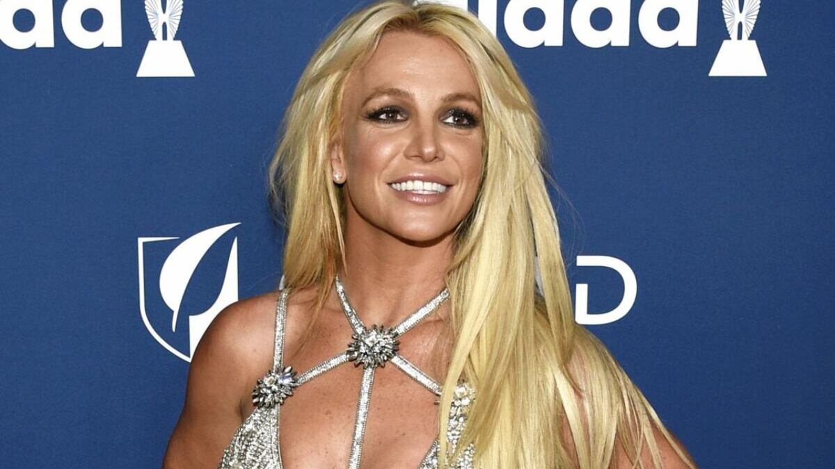 Britney Spears se desnudó por completo en una playa nudista y superó la censura de Instagram