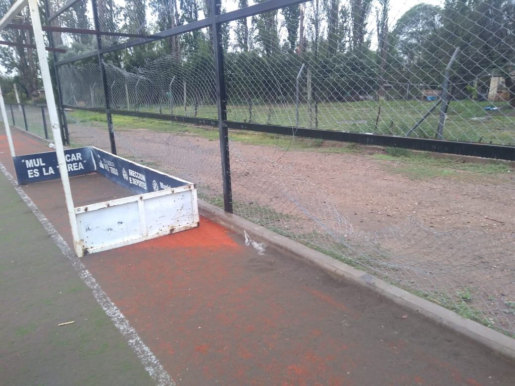 Vándalos destruyeron el cierre perimetral en la cancha de hockey de Cuadro Nacional. 