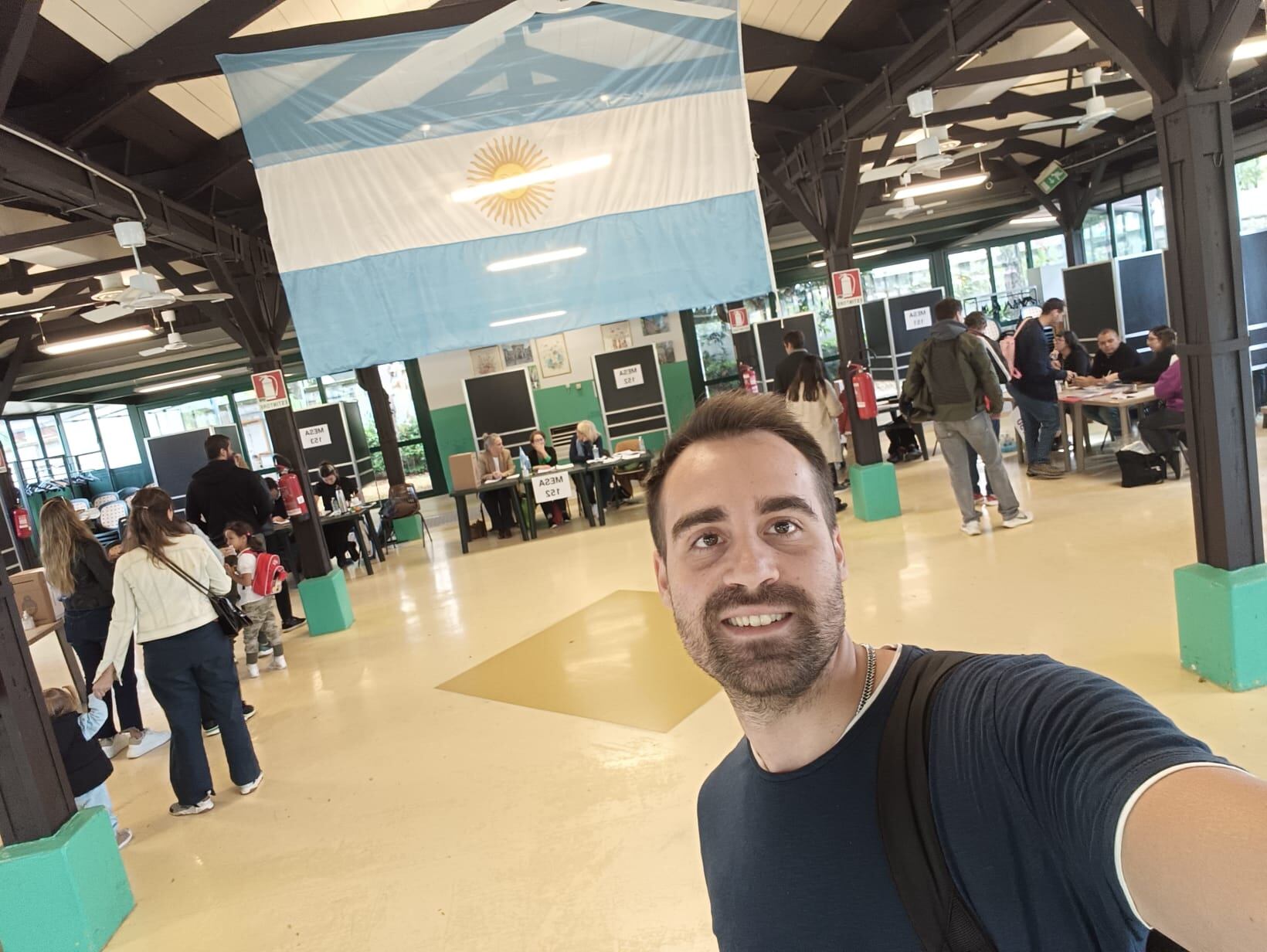 Nicolás Cavallera en el lugar de votación en Milán, Italia.