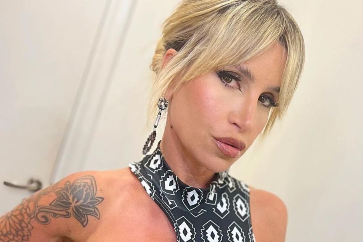 En malla enteriza cavada y de escote profundo, Florencia Peña se mostró lista para la primavera