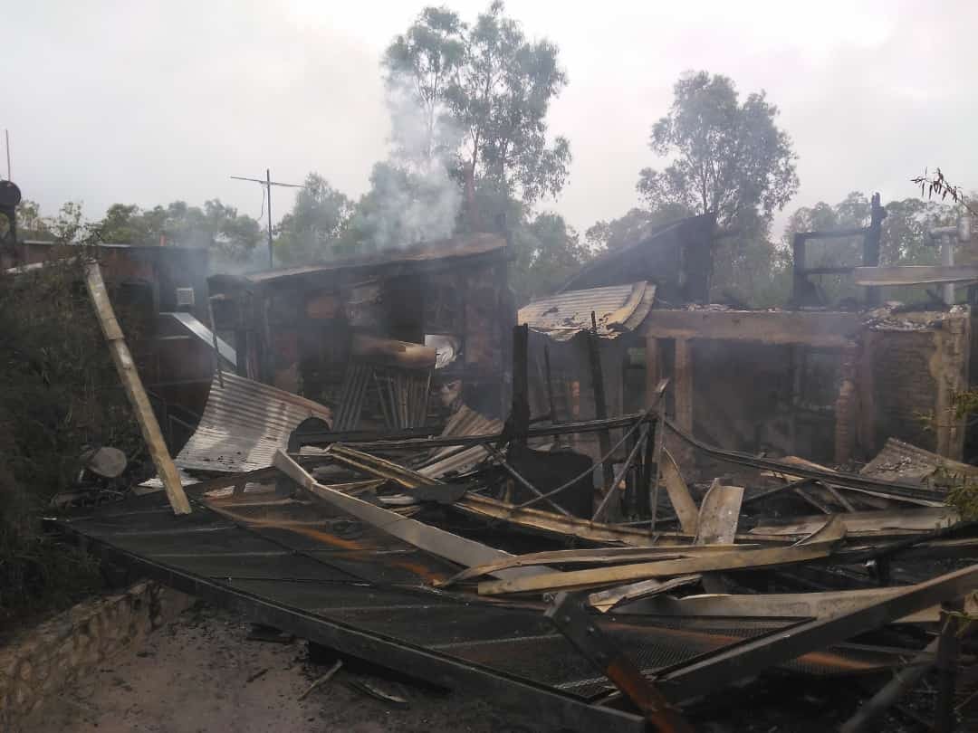 Diez bomberos debieron asistir a una vivienda familiar luego de que se produjera un cortocircuito en el interior del domicilio.