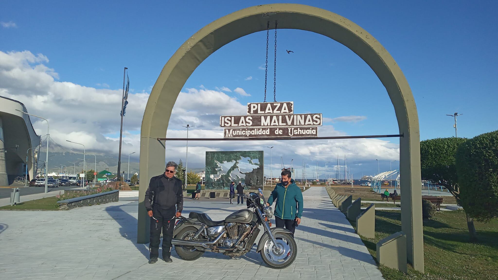 En la Plaza "Islas Malvinas" también lo esperaban al VGM Juan Vera. En la imagen Juan está junto al VGM Daniel Arias.